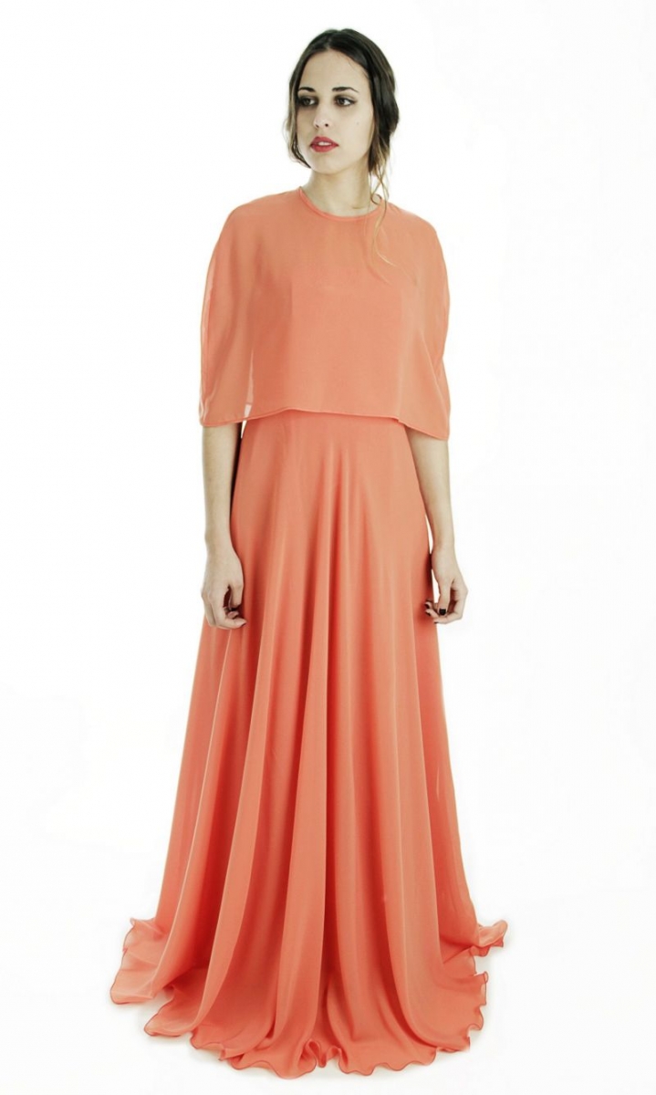 vestido largo de fiesta de gasa color naranja con lazo en la espalda y capa para boda arimoka